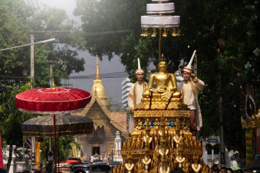 Songkran Festivali geleneksel bir yıkanma töreniyle kutlanır. Phra Singh, Chiang Mai, Tayland 'da yıllık yürüyüş yaptı.. 