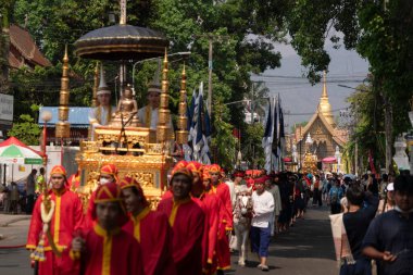 Songkran Festivali geleneksel bir yıkanma töreniyle kutlanır. Phra Singh, Chiang Mai, Tayland 'da yıllık yürüyüş yaptı.. 