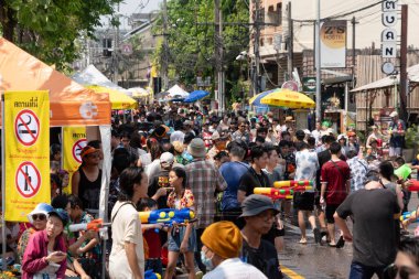 CHIANG MAI - 13 Nisan 2024; Songkran Festivali geleneksel olarak kutlanır. İnsanlar Chiang-mai, Tayland 'daki Tha Pae Kapısı' na su sıçratmaktan hoşlanırlar.. 