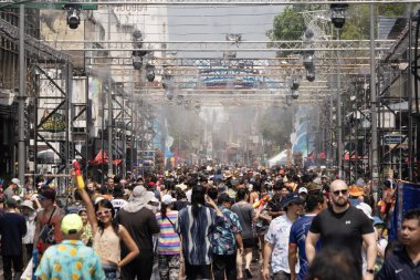 CHIANG MAI - 13 Nisan 2024; Songkran Festivali geleneksel olarak kutlanır. İnsanlar Chiang-mai, Tayland 'daki Tha Pae Kapısı' na su sıçratmaktan hoşlanırlar.. 