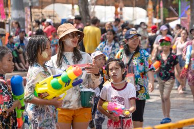 CHIANG MAI - 13 Nisan 2024; Songkran Festivali geleneksel olarak kutlanır. İnsanlar Chiang-mai, Tayland 'daki Tha Pae Kapısı' na su sıçratmaktan hoşlanırlar.. 