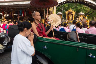 CHIANG-MAI, THAILAND - 30 Nisan 2024: Gelenek Kruba Srivichai 'nin Doi Suthep' e giden yolu inşa etmesinin 89. yıldönümünü kutluyor.