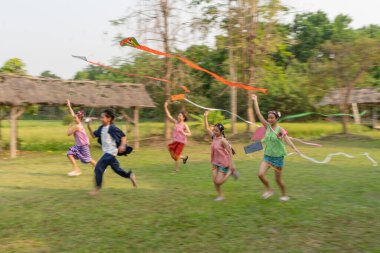 THAILAND - CHIANG-MAI, 31 Mart 2024: Parkta oynayan sevimli Asyalı çocukların grup resmi.