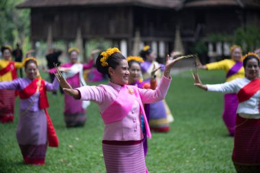 THAILAND - CHIANG-MAI, 11 Mayıs 2024: Bir öğretmen Tayland tarzı bir evde öğrencilere Tayland dansı öğretiyor.