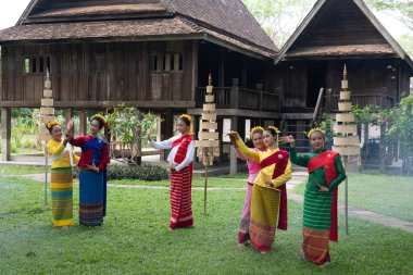 THAILAND - CHIANG-MAI, 11 Mayıs 2024: Bir öğretmen Tayland tarzı bir evde öğrencilere Tayland dansı öğretiyor.