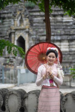 Güzel Lanna kadınları Chiang-Mai, Tayland 'daki tapınakta.