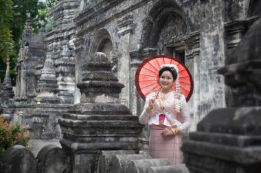 Güzel Lanna kadınları Chiang-Mai, Tayland 'daki tapınakta.
