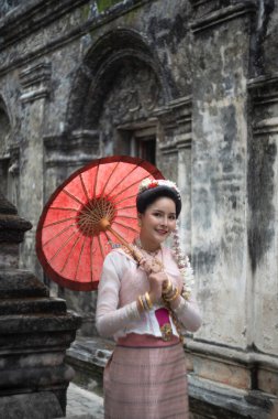 Güzel Lanna kadınları Chiang-Mai, Tayland 'daki tapınakta.