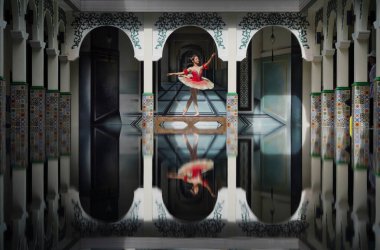 Genç kız balerin Chiang Mai, Tayland 'da güzel bir sahnede.