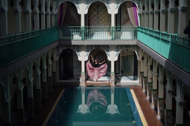 Genç kız balerin Chiang Mai, Tayland 'da güzel bir sahnede.