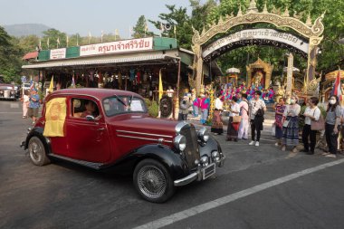 CHIANG-MAI, THAILAND - 30 Nisan 2024: Gelenek Kruba Srivichai 'nin Doi Suthep' e giden yolu inşa etmesinin 89. yıldönümünü kutluyor.