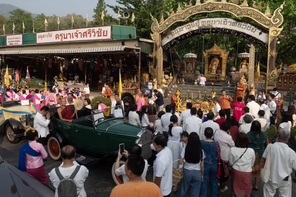 CHIANG-MAI, THAILAND - 30 Nisan 2024: Gelenek Kruba Srivichai 'nin Doi Suthep' e giden yolu inşa etmesinin 89. yıldönümünü kutluyor.