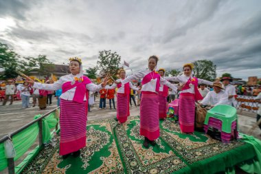 LAMPHUN, THAILAND - 20 HAZİRAN 2024: Kuzey Tayland 'da güzel bilgelik gösterileri yapan tek mum alayı geleneği.