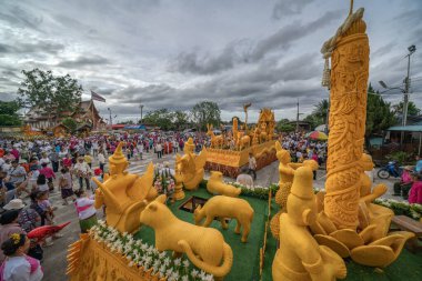 LAMPHUN, THAILAND - 20 HAZİRAN 2024: Kuzey Tayland 'da güzel bilgelik gösterileri yapan tek mum alayı geleneği.