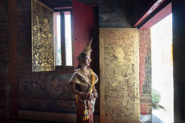 Genç bir Taylandlı güzel bir pandomim giyer. Khon, Tayland klasiklerinin geleneksel dans draması..