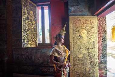 Genç bir Taylandlı güzel bir pandomim giyer. Khon, Tayland klasiklerinin geleneksel dans draması..