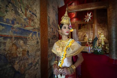 Genç bir Taylandlı güzel bir pandomim giyer. Khon, Tayland klasiklerinin geleneksel dans draması..