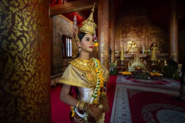 Genç bir Taylandlı güzel bir pandomim giyer. Khon, Tayland klasiklerinin geleneksel dans draması..