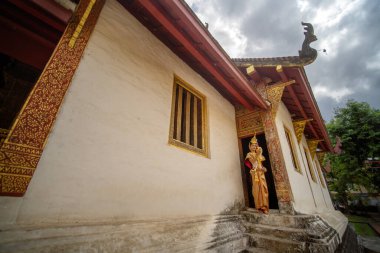 Genç bir Taylandlı güzel bir pandomim giyer. Khon, Tayland klasiklerinin geleneksel dans draması..