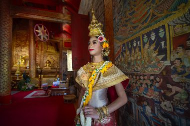 Genç bir Taylandlı güzel bir pandomim giyer. Khon, Tayland klasiklerinin geleneksel dans draması..