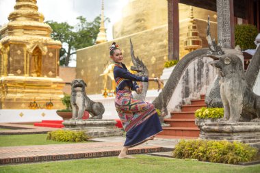 Bir Chiang Mai tapınağında geleneksel Lanna kıyafeti giyen Asyalı kadınlar..