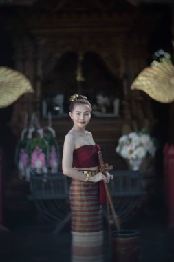 Tayland 'ın Chiang Mai şehrinde geleneksel Tayland kıyafeti giyen güzel bir Lanna Asyalı kadın.