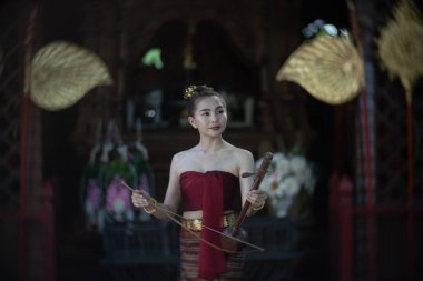 Tayland 'ın Chiang Mai şehrinde geleneksel Tayland kıyafeti giyen güzel bir Lanna Asyalı kadın.