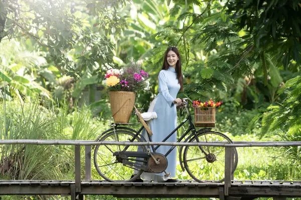 Geleneksel Vietnam moda elbisesi içinde güzel Asyalı kadınlar.