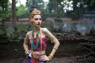 Tayland 'ın Chiang Mai şehrinde eski bir tapınakta geleneksel Tayland Dvaravati elbisesi giymiş güzel genç bir ASEAN kadını.. 