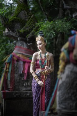 Tayland 'ın Chiang Mai şehrinde eski bir tapınakta geleneksel Tayland Dvaravati elbisesi giymiş güzel genç bir ASEAN kadını.. 