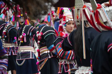 CHIANG RAI, THAILAND - 30 AĞUSTOS 2024 Akha Swing Festivali iyi bir hasat için şarkı söylemek ve dua etmek için eşsiz bir fırsat.