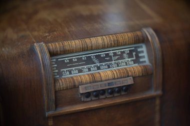 THAILAND - CHIANG-MAI, 31 AĞUSTOS 2024: Eski bir antikacıda eski bir tuğla duvarın önünde birçok eski radyolar sergileniyor.