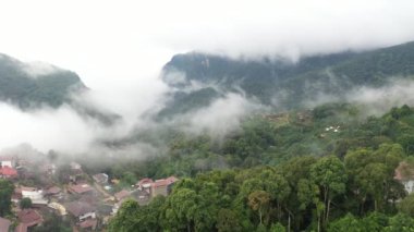 Hava manzaralı sisli Ban Pha Hee Tayland 'ın Chiang-Rai şehrinde ünlü bir yerdir.. 