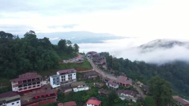 Hava manzaralı sisli Ban Pha Hee Tayland 'ın Chiang-Rai şehrinde ünlü bir yerdir.. 