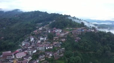 Hava manzaralı sisli Ban Pha Hee Tayland 'ın Chiang-Rai şehrinde ünlü bir yerdir.. 