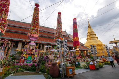 LAMPHUN, THAILAND - 12 EYLÜL 2024: Allah Yom Festivali, Tayland 'ın Lamphun kentindeki Wat Prathat Hariphunchai' de yılda bir düzenlenen tek festival.