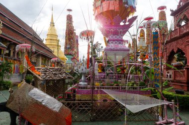 LAMPHUN, THAILAND - 12 EYLÜL 2024: Allah Yom Festivali, Tayland 'ın Lamphun kentindeki Wat Prathat Hariphunchai' de yılda bir düzenlenen tek festival.