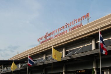 CHIANG MAI, THAILAND - 15 Eylül 2024: güneşli bir sabahta Chiang Mai Uluslararası Havaalanı..