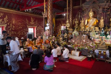 CHIANG MAI, THAILAND - 17 Eylül 2024: Tan Kuay Allah Festivali Lanna halkının geleneksel bir geleneğidir. Wat Chiang Man 'de..