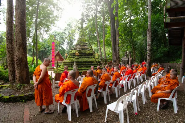 CHIANG MAI, THAILAND- 21 Eylül 2024: Tan Kuay Allah Festivali, Wat Pha Lat 'ta Lanna halkının geleneksel bir geleneğidir..