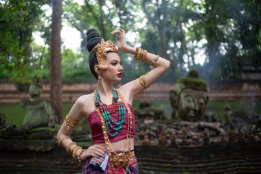 Tayland 'ın Chiang Mai şehrinde eski bir tapınakta geleneksel Tayland Dvaravati elbisesi giymiş güzel genç bir ASEAN kadını.. 