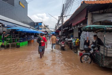 CHIANG MAI, THAILAND 4 Ekim 2024: Chiang Mai pazarı Ping Nehri yakınlarındaki Chiang Mai şehrinde şiddetli yağmurun etkisi. 