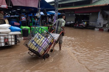 CHIANG MAI, THAILAND 4 Ekim 2024: Chiang Mai pazarı Ping Nehri yakınlarındaki Chiang Mai şehrinde şiddetli yağmurun etkisi. 