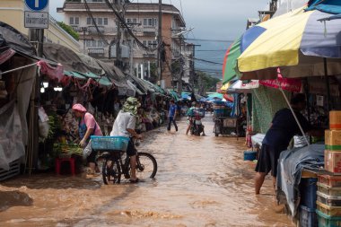 CHIANG MAI, THAILAND 4 Ekim 2024: Chiang Mai pazarı Ping Nehri yakınlarındaki Chiang Mai şehrinde şiddetli yağmurun etkisi. 