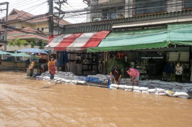 CHIANG MAI, THAILAND 4 Ekim 2024: Chiang Mai pazarı Ping Nehri yakınlarındaki Chiang Mai şehrinde şiddetli yağmurun etkisi. 