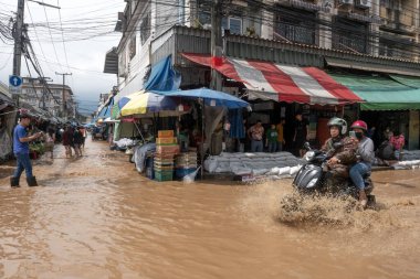 CHIANG MAI, THAILAND 4 Ekim 2024: Chiang Mai pazarı Ping Nehri yakınlarındaki Chiang Mai şehrinde şiddetli yağmurun etkisi. 