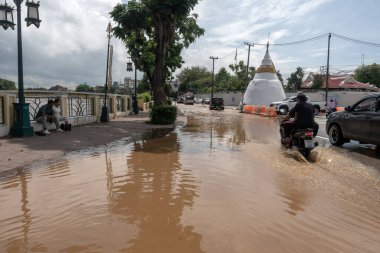 CHIANG MAI, THAILAND 4 Ekim 2024: Chiang Mai pazarı Ping Nehri yakınlarındaki Chiang Mai şehrinde şiddetli yağmurun etkisi. 