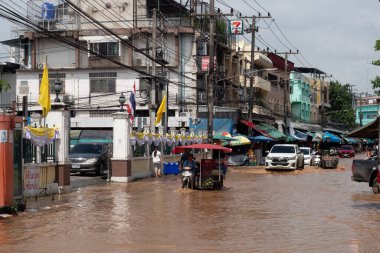 CHIANG MAI, THAILAND 4 Ekim 2024: Chiang Mai pazarı Ping Nehri yakınlarındaki Chiang Mai şehrinde şiddetli yağmurun etkisi. 