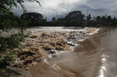 Ani seller dağlardan Ping Nehri 'ne akıyor..