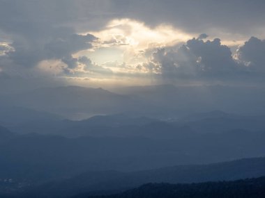 Chiang Mai, Tayland 'daki dağda güzel bir gün batımı.. 